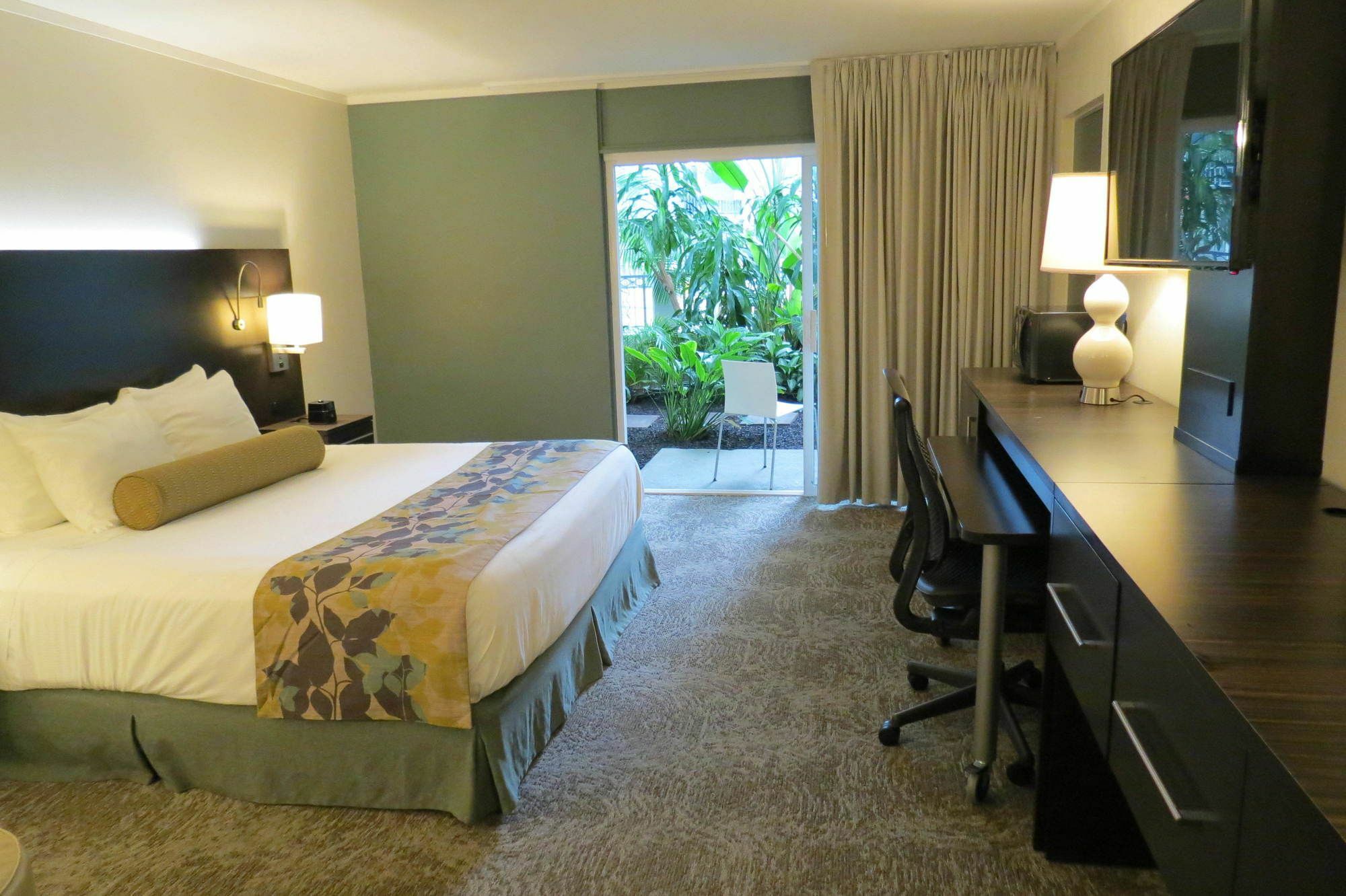 Oasis & Conv. Center, Ascend Collection Hotel 3*